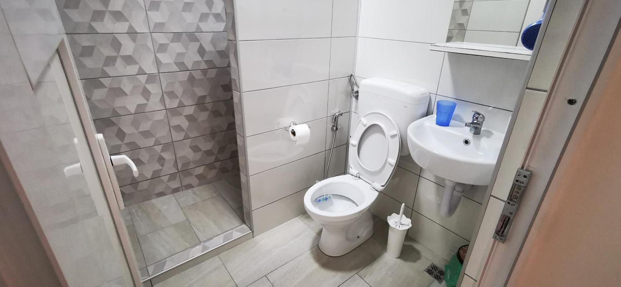 Rest & Recharge 4Bdr Apt- Free Parking, Ac & Garden Сараево Экстерьер фото
